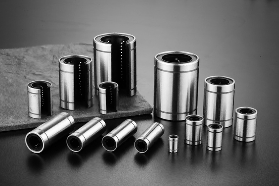 GCR15 Cage Bushing Linear Motion Ball Bearing 58 ~ 62HRC Haute dureté